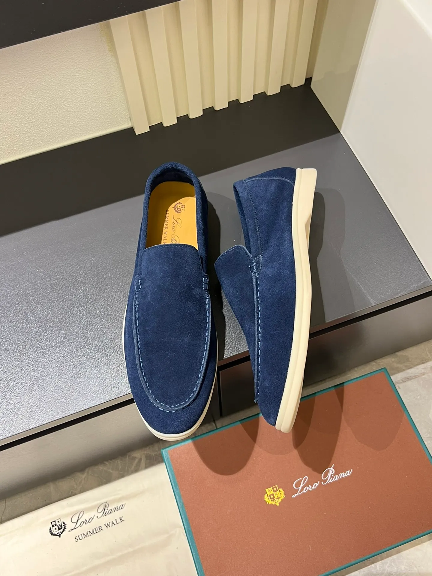 Men's shoes 💰p360 "Loro men's shoes 💰pian'*" Classic L men's shoes for couples 💰p Top version British flat loafers, a must-have item in old money style, the minimalist design is eye-catching and durable, a plus point for dressing The soft foot feel and texture are outstanding. They don’t scratch your feet and are very nice. They are matched with soft and waxy soles. They can be worn daily for a long time without getting tired. They are easy to wear, versatile and classic items, with perfect foot feel and texture! Imported cashmere fabric, the lining is made of imported A-grade water-dyed cow lining, the top version of the genuine leather midsole is sewn with pure handmade mark thread! Size: Female 35-40 (34. Customized) Male 38-44 (45.46. Customized)
